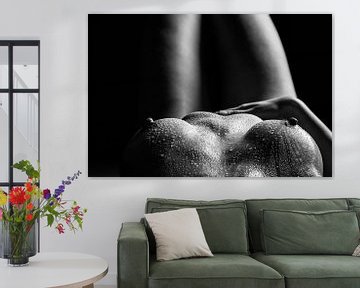 Wassertropfen bedeckt Brüste einer nackten Frau auf dem Rücken liegend von Retinas Fotografie