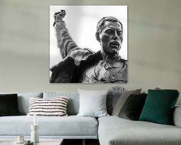 Statue de Freddie Mercury en noir et blanc