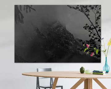 Oostenrijkse bergen in de mist van Blackbird PhotoGrafie