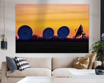 Satellietschotels Burum na zonsondergang van Evert Jan Luchies