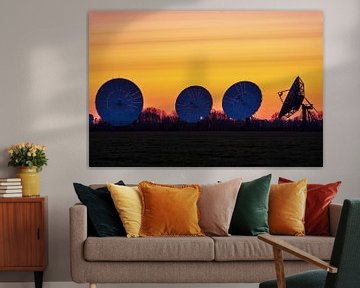 Satellietschotels Burum na zonsondergang van Evert Jan Luchies