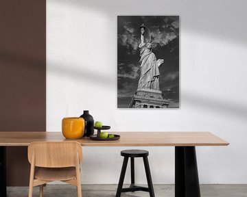 Die Freiheitsstatue in New York City USA Tageslicht Nahaufnahme niedrigen Winkel Ansicht in schwarz  von Mohamed Abdelrazek