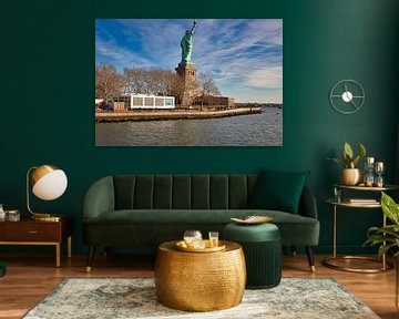 Het Vrijheidsbeeld in New York City USA dagaanzicht van de achterkant in Liberty Island met wolken i van Mohamed Abdelrazek