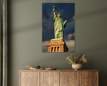 La Statue de la Liberté à New York City, USA, vue de jour, en gros plan et en contre-plongée, avec d sur Mohamed Abdelrazek