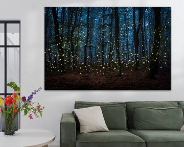 Dunkler Wald mit Glühwürmchen