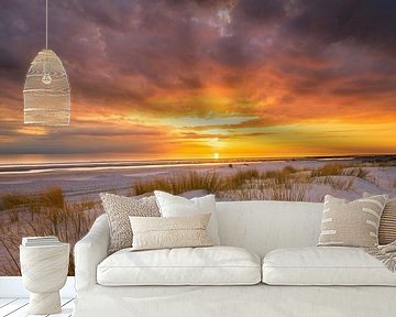 Een prachtige zonsondergang op het strand bij Westerschouwen op Schouwen Duivenland in Zeeland. Het  van Bas Meelker