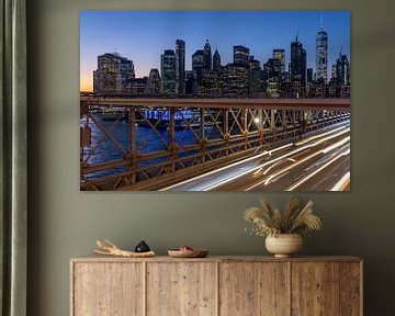 Vue de l'horizon de New York depuis le pont de Brooklyn, de nuit, avec une longue exposition et des 