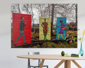 Schilderij van Afro-Amerikaanse mannen- en vrouwenfiguren op rode, gele en blauwe deuren in openluch van Mohamed Abdelrazek