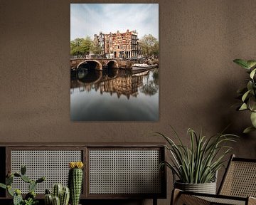 Kanaal en oude huizen in Jordaan, Amsterdam, Nederland.