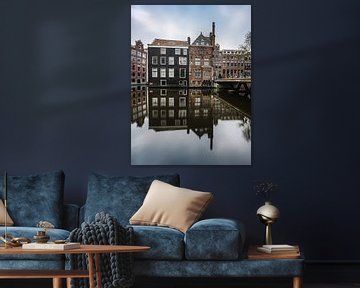 Kanaal en oude huizen in Amsterdam op Oudezijds Voorburgwal