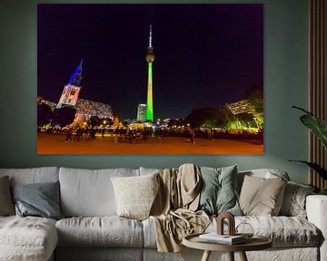 Berlin: Der Fernsehturm am Alexanderplatz in besonderer Beleuchtung