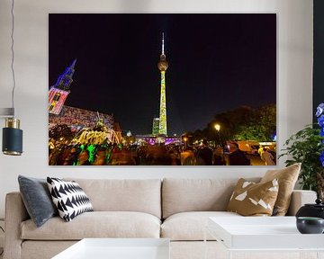 Berlin: Der Fernsehturm am Alexanderplatz in besonderer Beleuchtung