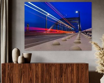 John Frost brug, Arnhem tijdens het blauwe uurtje. van Sharon Hendriks