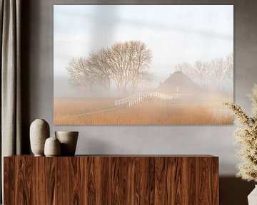 Nebel auf Bauernhof mit Brücke von Inge van den Brande
