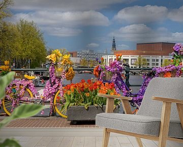 Een fleurige Magere brug in Amsterdam van Peter Bartelings