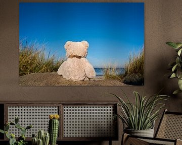 verdrietige teddybeer met reislust op het strand van Warnemünde