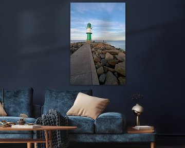 Het licht van de vuurtoren op de westpier aan het strand van Warnemünde van Heiko Kueverling