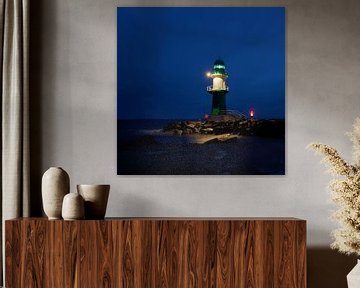 Het licht van de vuurtorenpier op de westpier aan de kust van de stad Warnemünde bij nacht