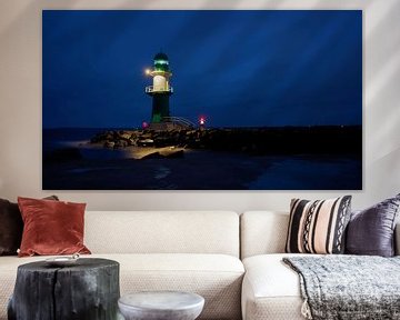 Der Leuchtturm Molenfeuer an der Westmole an der Küste der Stadt Warnemünde bei Nacht von Heiko Kueverling
