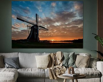 molen De Helper bij zonsondergang van Fred van Bergeijk