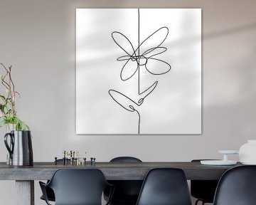 Strak en modern kunstwerk van een abstracte bloem. Zwarte lijn met witte achtergrond. van Emiel de Lange