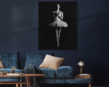 Balletttänzerin in Schwarz und Weiß stehend 02 von FotoDennis.com