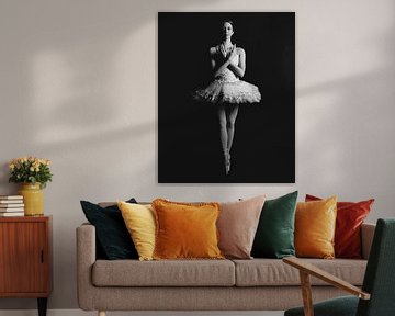 Balletttänzerin mit weißem Tutu in Schwarz und Weiß stehend 02 von FotoDennis.com | Werk op de Muur