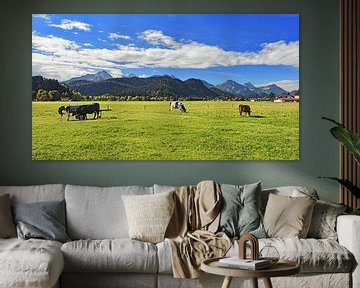 Grazende koeien voor een schilderachtig berglandschap van Andreas Föll