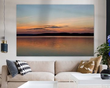 Zonsondergang boven een meer in Zweden, reisfotografie. van Eyesmile Photography