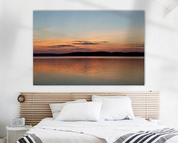 Zonsondergang boven een meer in Zweden, reisfotografie.