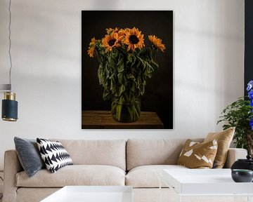 Modernes Stillleben Blumen in einer Vase "Die Sonnenblumen" von Marjolein van Middelkoop