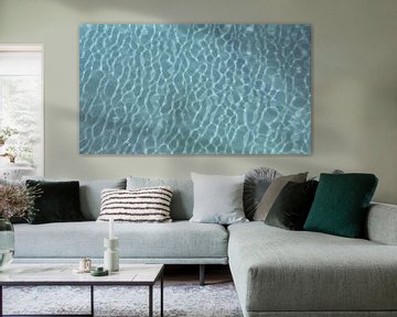 Reflexionen von Sonnenstrahlen auf klarem hellblauem Poolwasser - Digital Art von Dicky