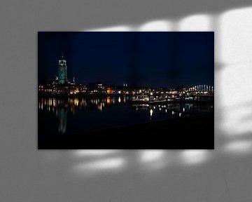Nachtelijke skyline Deventer aan rivier de IJssel
