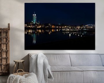 Nacht-Skyline Deventer am Fluss IJssel von Peter Apers