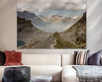 Bergpad met bergwandelaar op de afdaling naar Kandersteg in de Zwitserse bergen