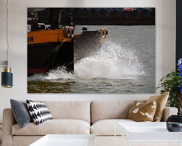 Voorsteven van varend schip met opspattend water van FotoGraaG Hanneke