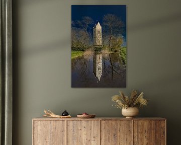 De witte kerktoren van het Friese plaatsje Aegum gespiegeld in de sloot van Harrie Muis