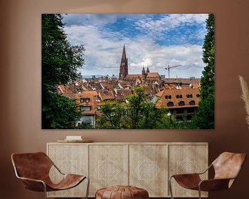 De kathedraal van Freiburg im Breisgau tussen groene bomen van adventure-photos