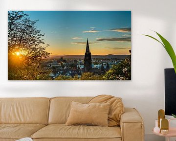 Freiburg im Breisgau Skyline bij zonsondergang in de zomer van Simon Dux