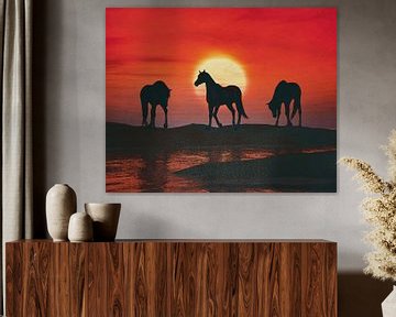 Paarden bij rode zonsondergang