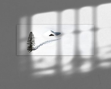 Einsame Hütte und ein Baum im Schnee