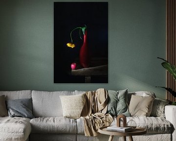 So Dutch . Vase rouge avec tulipe jaune sur Saskia Dingemans Awarded Photographer