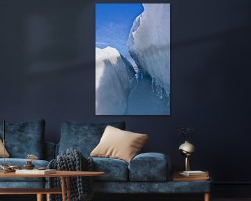 Symmetrische ijsbarst in de ijsmassa op meer baikal, blauw landschap