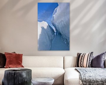 Symmetrische ijsbarst in de ijsmassa op meer baikal, blauw landschap van Michael Semenov