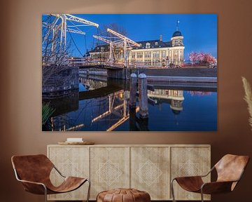 Stadsgezicht Muntgebouw en Abel Tasmanbrug Utrecht in de avond. van Russcher Tekst & Beeld