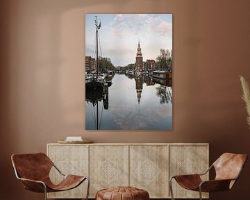 Montelbaanstoren, kanaal en oude huizen in Amsterdam, Nederland. van Lorena Cirstea