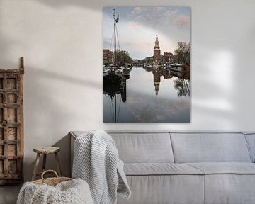 Montelbaanstoren, kanaal en oude huizen in Amsterdam, Nederland.