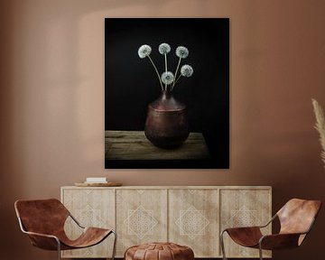 Modern stilleven bloemen in een vaas "paardenbloem pluis" van Marjolein van Middelkoop