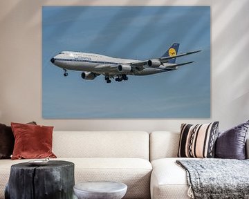 Nostalgie! De fraaie retro livery van Lufthansa op de Boeing 747-8 (D-ABYT). van Jaap van den Berg