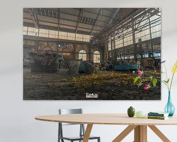 Intérieur d'un hall d'usine abandonné. sur Het Onbekende